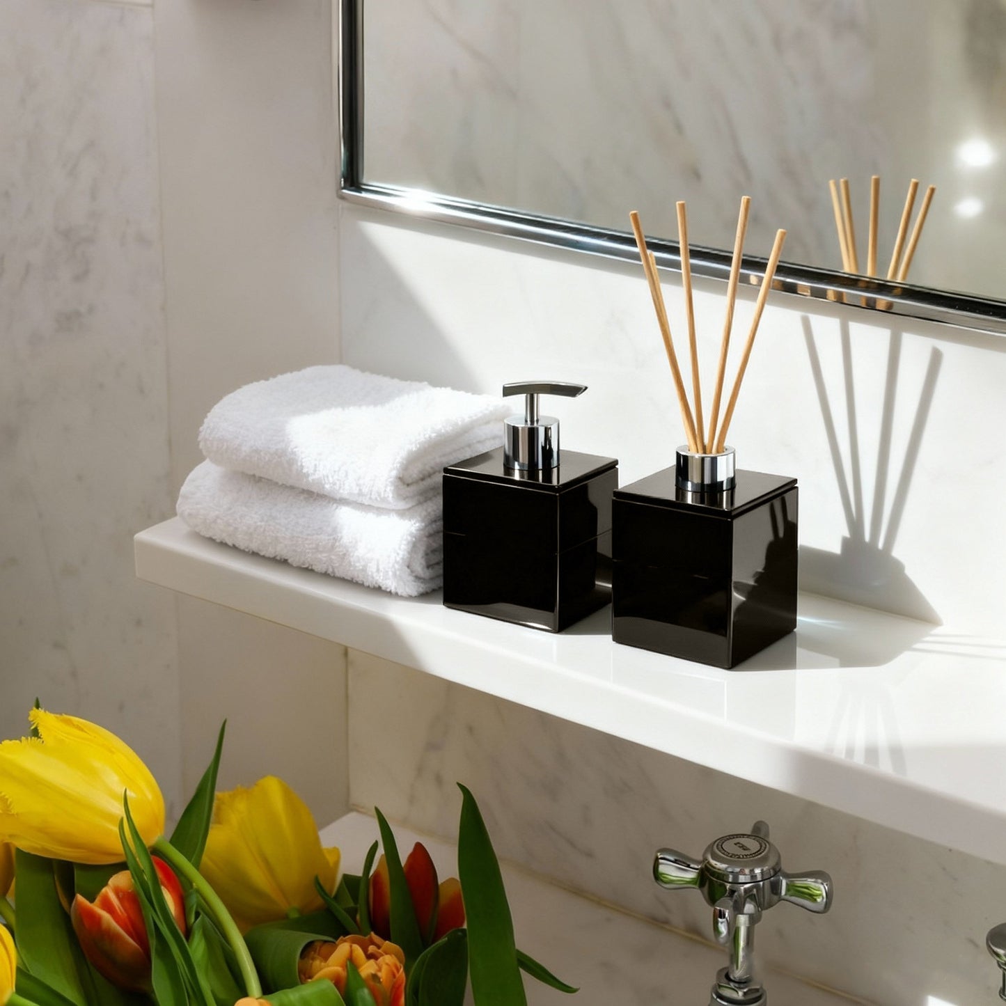 Kit Difusor e Saboneteira Elegance Black - Frasco Quadrado Fumê de Vidro 250ml